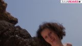 Une MILF mince se fait baiser brutalement sur la plage snapshot 4