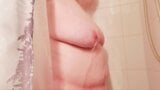 Une fille pulpeuse à forte poitrine sous la douche snapshot 5