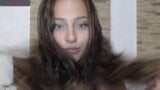 Menina russa Katya se acaricia e mostra sua figura suculenta snapshot 20