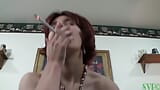 Una miLF che fuma scopa la migliore amica del figliastro snapshot 8