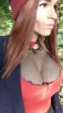 Mooie crossdresser doet ochtend wandeling in het bos snapshot 4