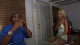 Коротышка Mac трахает горячую молодую миниатюрную тугую блондинку в любительском видео snapshot 2