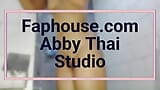 Tôi tắm sau giờ học và mang dương vật giả của tôi trong phòng tắm - Abby Thái - Studio snapshot 20