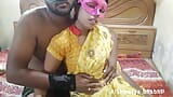 Indische Bhabhi geneukt langs achteren in hete gele saree snapshot 1