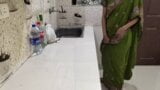 Madrasta gostosa indiana faz sexo quente com enteado na cozinha! pai não sabe, com áudio claro, conversa suja da madrasta indiana snapshot 1