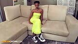 African casting - gata negra fumante difundida por uma oferta de pau grande snapshot 2