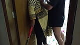 Gujarati seksi teyze evin içindeki sutyen satıcısını sikiyor! snapshot 11