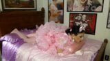 Sissy femminuccia che si masturba con un cuscino di raso snapshot 9