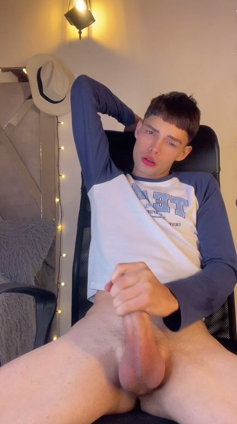 Little twink masturbating in his room. snapshot 1