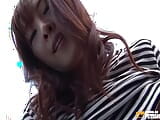 Garota japonesa brinca com sua buceta peluda e acaricia um cara com pau grande ao ar livre snapshot 7