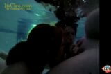 Waternimfen zijn cleo en Annie Knight zuigen lul onder water! snapshot 10
