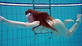 Bonita polonesa adolescente Alice nadando sem roupa snapshot 8