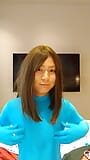 Un travesti amateur japonais en morphsuit coloré se masturbe snapshot 1