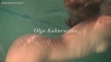 Etwas behaartes Teenie Olga Kukuruzina masturbiert im Pool snapshot 1