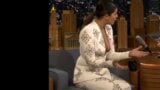 Priyanka Chopra modifica calda - intervista a Jimmy Fallon (con discorso) snapshot 3