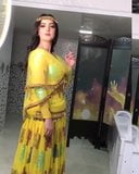 Seorang ratu kurdi mulia yang cantik dengan gaun yang menakjubkan snapshot 1