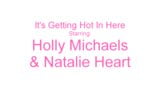 Hete lesbiennes Holly Michaels en Natalie hartje vingeren snapshot 1