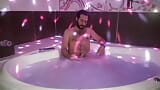 O JOVEM URSO ME VISITOU NOVAMENTE PARA EXPERIMENTAR A JACUZZI snapshot 6