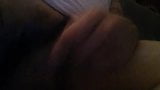 Une tapette femboyeuse pulpeuse joue avec un clito mou et reçoit une goutte snapshot 6