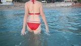 Vrouw op het strand in rode bikini (naakte vrouw) snapshot 1