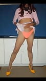 Provocando na minha nova mini saia rosa snapshot 9