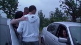 Orgie publique avec 2 filles excitées baisées par des inconnus dans une voiture snapshot 2