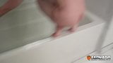 Badkamerssextape van een geschoren tiener die onder de douche staat snapshot 2