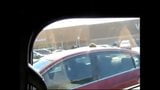 Amateur manlief filmt vrouw op parkeerplaats snapshot 9