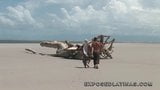 Latina miang dapat penembusan berganda di pantai snapshot 3