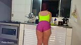 Mucama caliente en pantalones cortos muy cortos snapshot 1