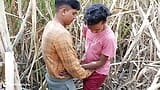印度同性恋 - 来自一个小村庄的三个大学男孩在田野里与真正的女孩发生性关系 snapshot 2