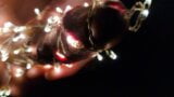 Weihnachtsbaum mit Lichterkette spritzt im Dunkeln ab snapshot 5