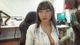 Latina sentada en la oficina saca grandes tetas y lame el pezón snapshot 3