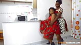 Dicker schwarzafrikanischer geiler geheimer lesbischer Mami zittert, während sie von einem doppelköpfigen Dildo gefickt wird snapshot 4