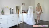 Stepmom fucked cứng trong cô ấy wedding dress snapshot 2