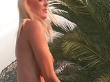 blonde stiefschwester zeigt sich das erste mal nackt auf d em balkon  snapshot 19