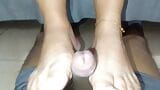 Une MILF mature amateur me fait un bon footjob snapshot 1