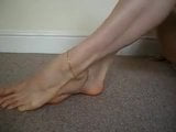 Милфа показывает свои длинные сексуальные ступни и сочные пальцы ног snapshot 5