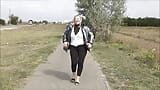 Dicker arsch in schwarzen leggings geht auf der straße snapshot 6