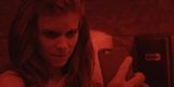 Kate Mara mostrando su escote mientras se toma una selfie snapshot 5