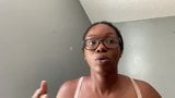 Zwarte youtuber spuit melk uit haar grote borsten snapshot 7