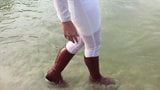 Caminhando no lago encharcando minhas botas marrons snapshot 7