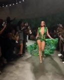 Jennifer Lopez в скудном зеленом платье, 2019. 01 snapshot 2