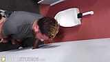 Riley Mitchel se corre muy bien a pelo en el gloryhole snapshot 5