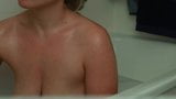 Жена с молочными сиськами с лактацией принимает ванну с пеной snapshot 1