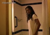 Une fille s'amuse dans la salle de bain snapshot 2