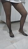 Turczynka dojrzewa z fetyszem nóg i stóp w nylonowych pończochach w kuchni snapshot 18