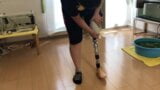 Japanisches Sak-Amputiertes Mädchen hüpft & trägt Prothese snapshot 9