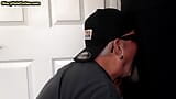 Chupando gloryhole dilf mama la polla dura de su novio en su casa snapshot 3