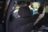 Brunette dengan payudara besar menyentak pria acak di mobilnya snapshot 3